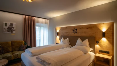 Gemütliches Hotelzimmer mit zwei Betten und warmem Licht