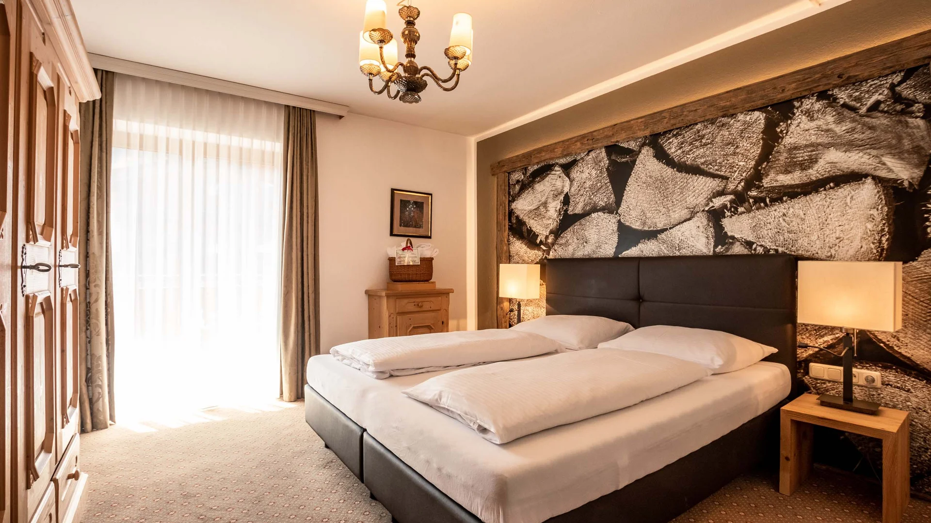 Gemütliches Schlafzimmer mit Doppelbett und rustikalem Holzdekor